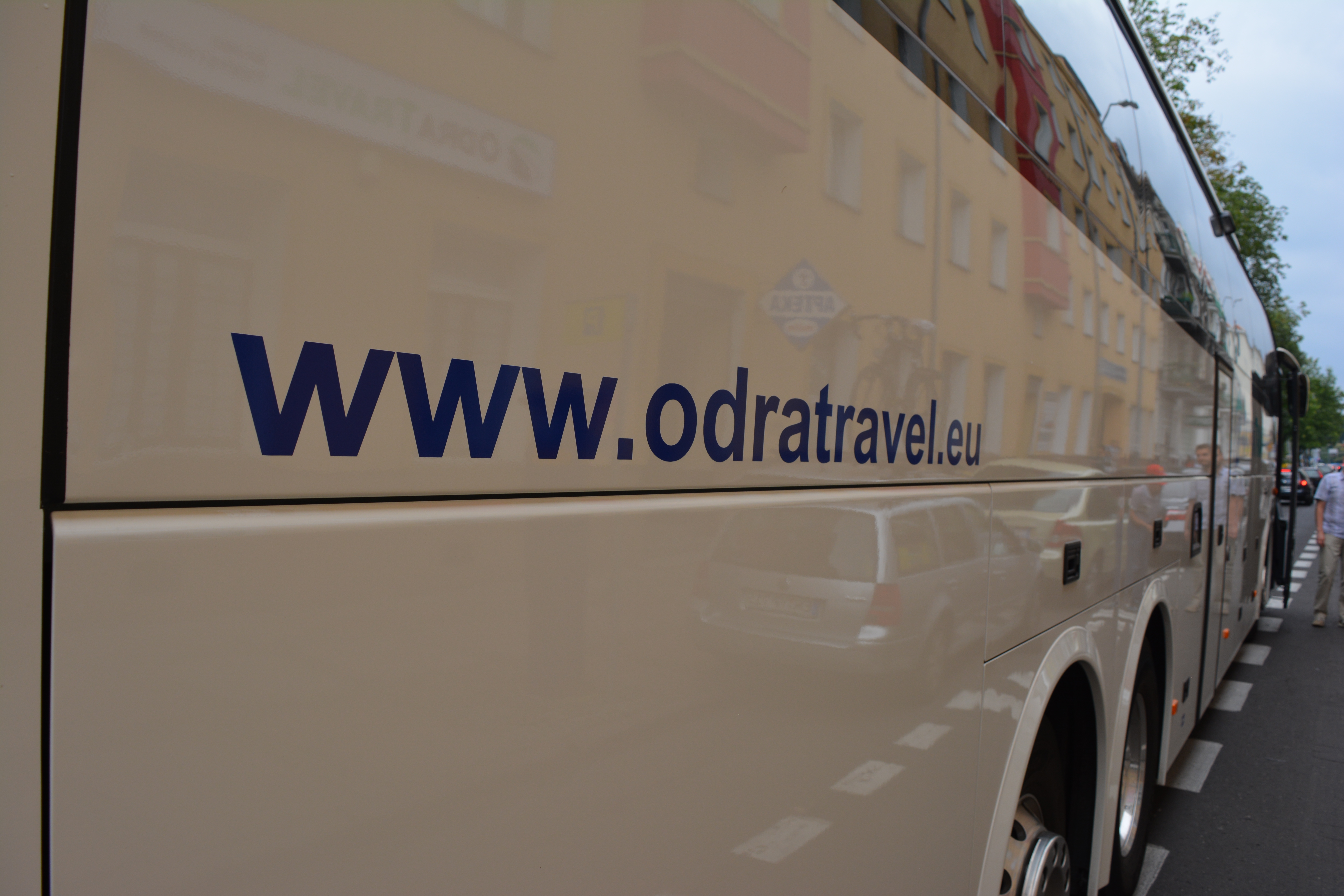 adres strony internetowej biura podróży OdraTravel na burcie autokaru