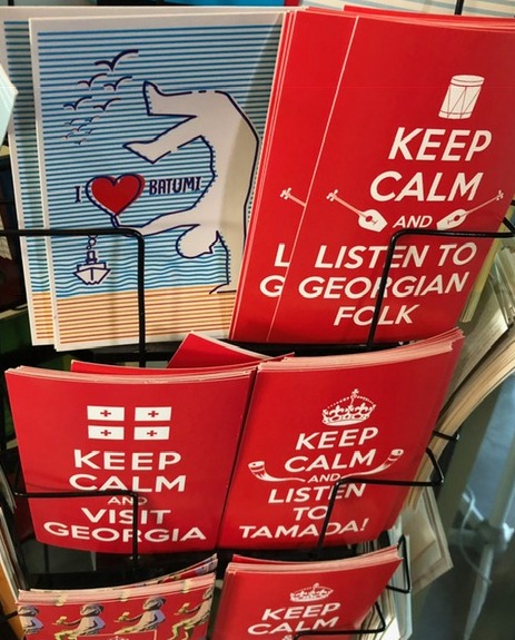 Pocztówki dostępne w Batumi podczas zwiedzania Gruzji. Oferta wycieczki objazdowej dostępna jest w biurze podróży OdraTravel w Szczecinie.