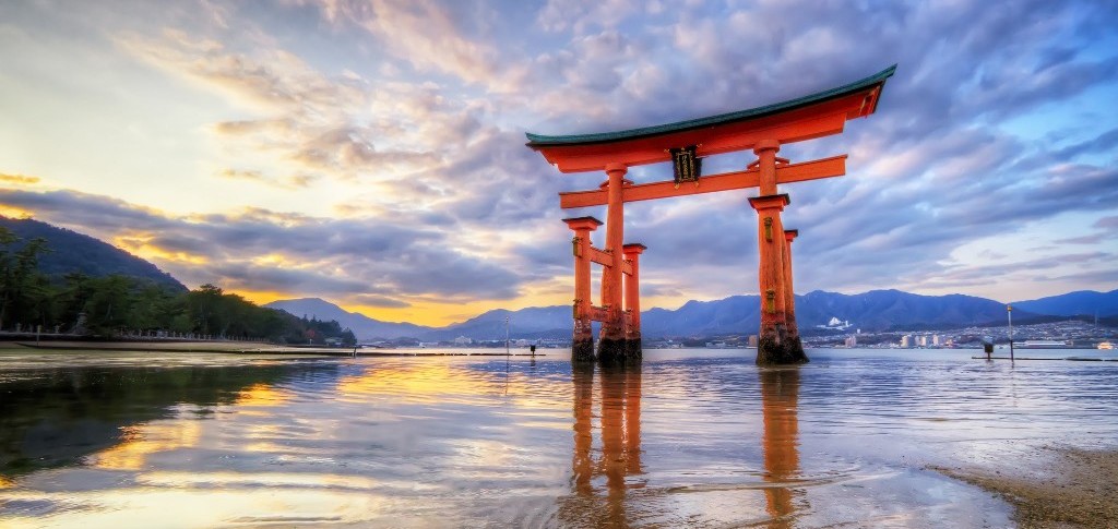 Torii - brama do miejsc świętych, a także charakterystyczny element kultury japońskiej,. Oferta wycieczek po Japonii dostępna na stronie odratravel.pl