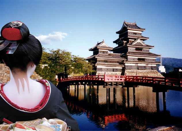 Japonka ubrana w kimono, tradycyjny japoński strój spoglądająca w dal. Wycieczki do Japonii w najlepszych cenach na stronie: odratravel.pl
