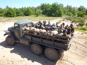 przejazd po pace wojskowego samochodu Ural uczestników integracji